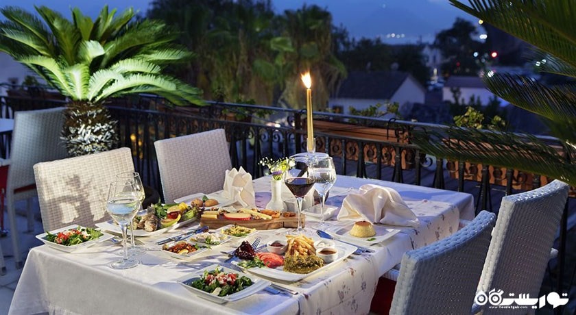 رستوران فضای باز هتل در شب